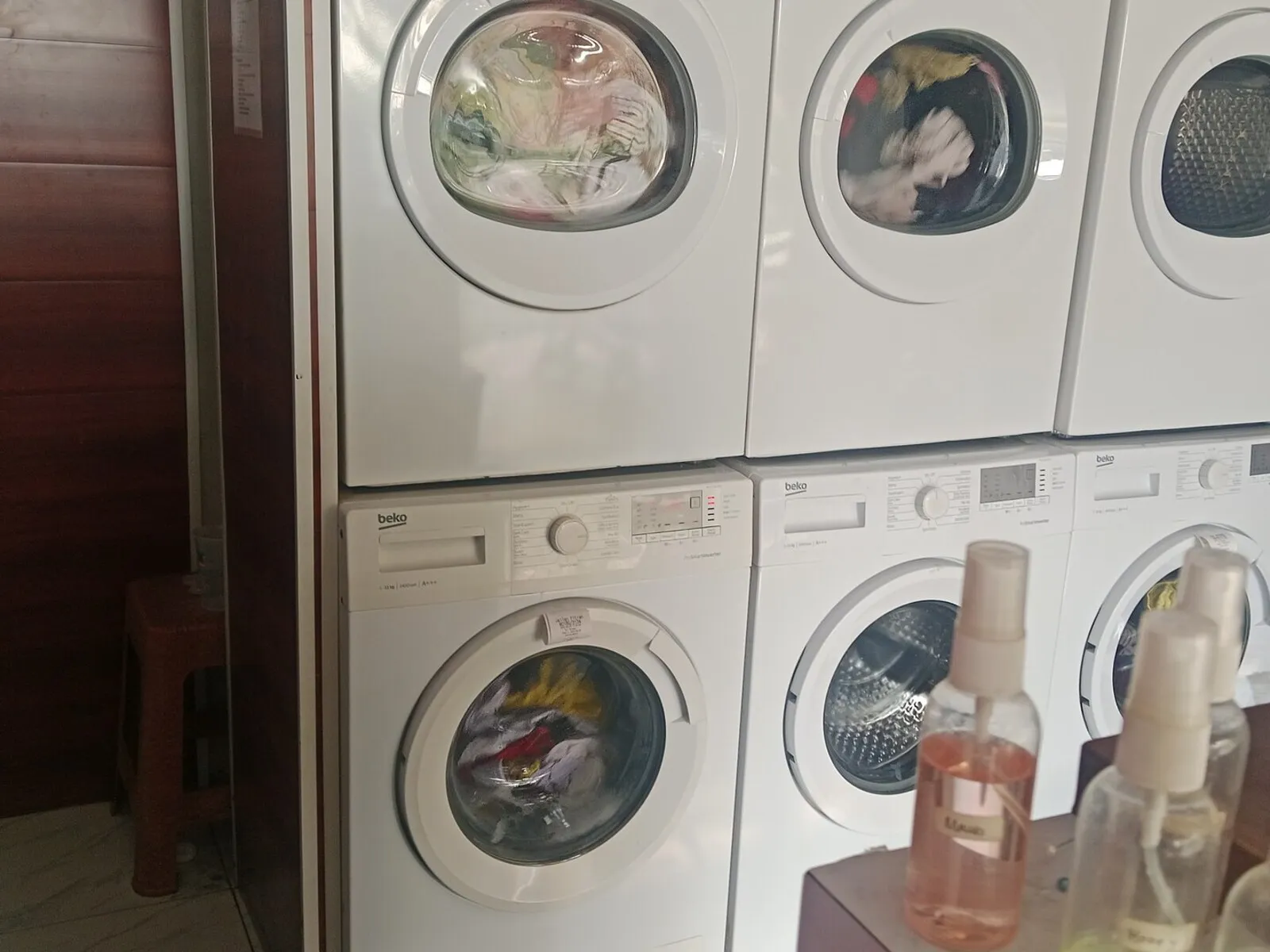 Deretan mesin cuci dan pengering di ruang cuci Awash